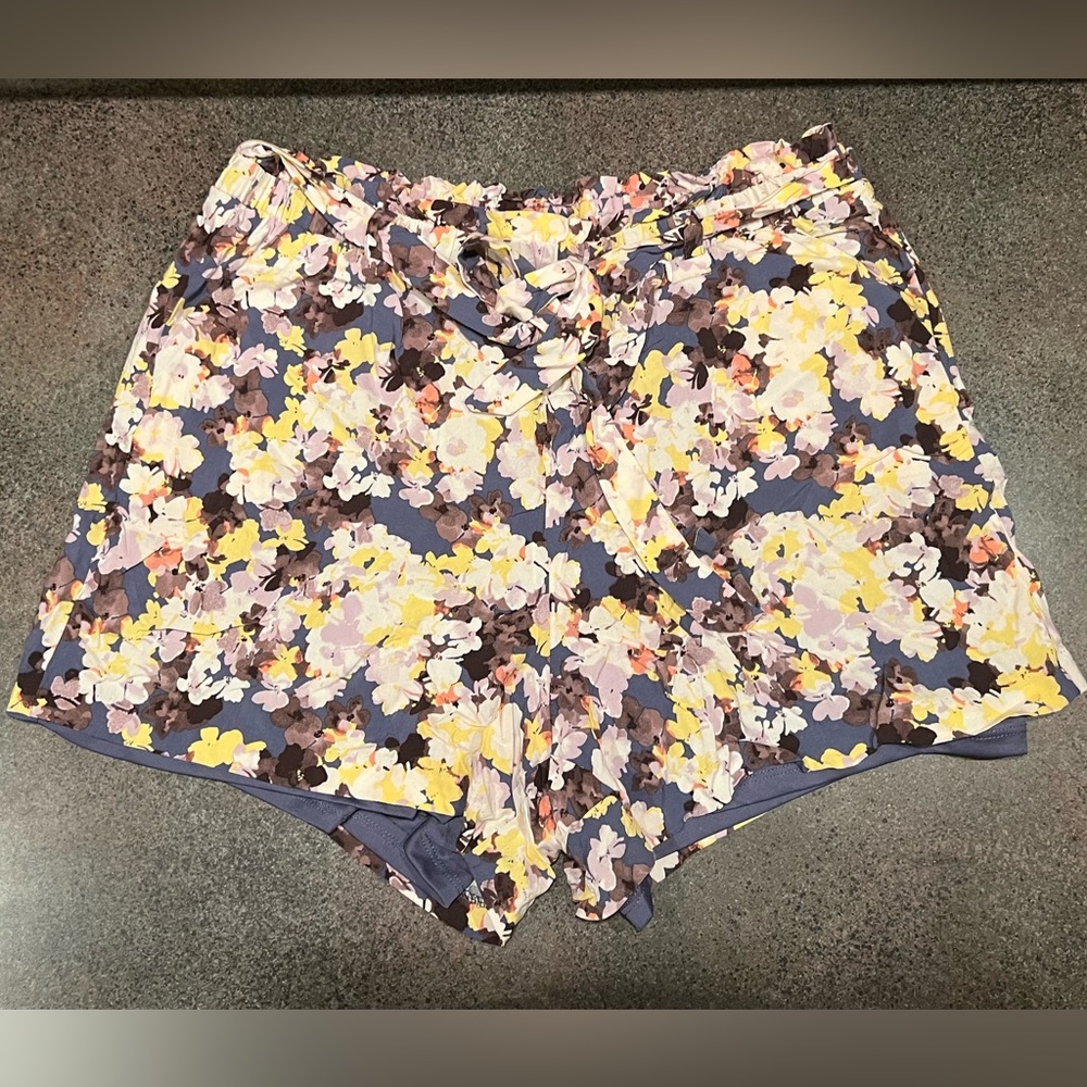 Torrid 5 Inch Pull-On Stretch Challis Mid-Rise Tie-Front Paperbag Waist Short